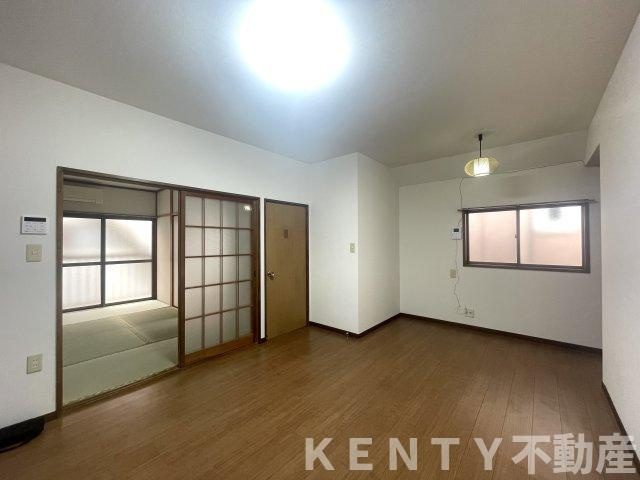 【居間・リビング】 | YTアパート | こちらのリビングで趣味の時間をお楽しみください