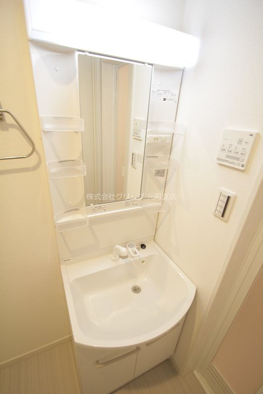 モダンアパートメント鶴見豊岡の独立洗面台