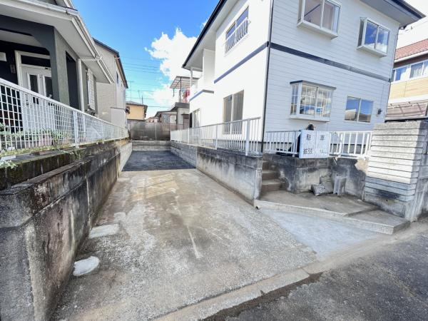 宇都宮市松風台　４ＬＤＫ　中古住宅の前面道路含む現地写真