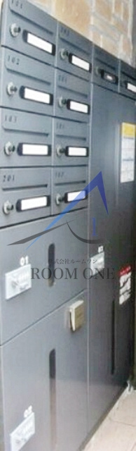 メゾンフラワー荻窪のその他共用部分|集合ポストと宅配ボックスです。