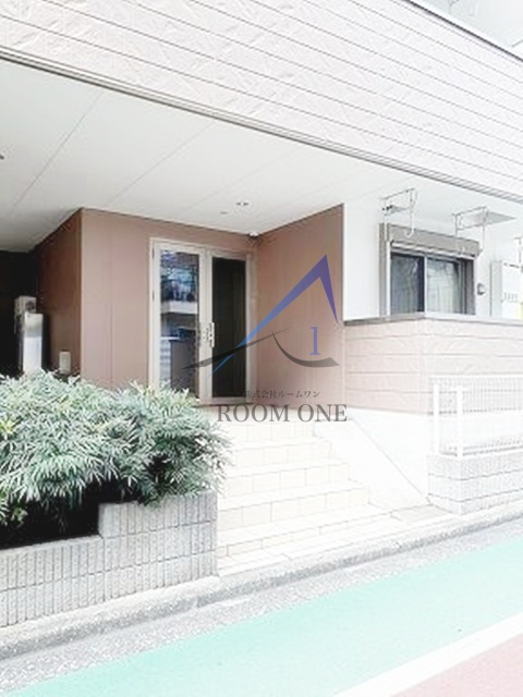 ルートのエントランス|エントランスです。