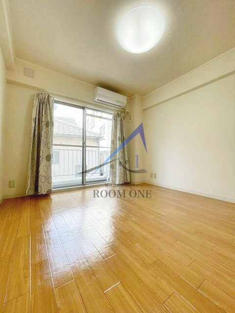 第７三井ビルの居間・リビング|洋室のお部屋です。