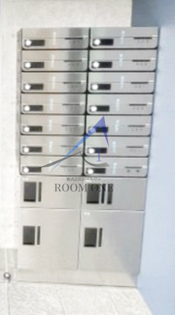 プラティーク品川大井町のその他共用部分|集合ポストと宅配ボックスです。