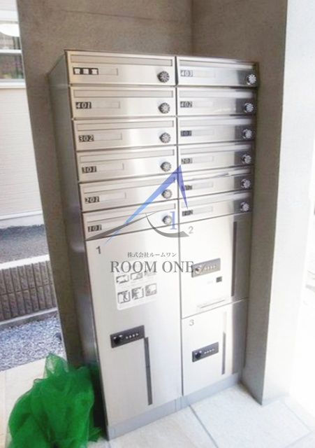 デザイアレジデンス三軒茶屋のその他共用部分|集合ポストと宅配ボックスです。