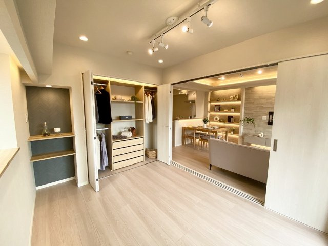 【居間・リビング】 | ★仲介手数料無料★モナーク碑文谷（近隣には商業施設が揃っています　学芸大学駅は個人商店街が並んでいて楽しいです）