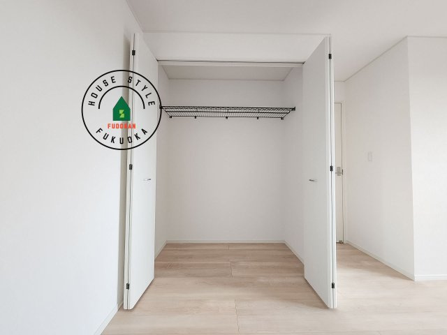 福岡市早良区野芥4丁目第25-2棟（1号棟）の内観：施工例|【WIC（ウォークインクローゼット）】 たくさんの洋服をかけてもシワになりにくいウォークインクローゼット。洋服以外にも、普段使わない家電やスーツケース、ストック品など何でも片付く嬉しい空間です。