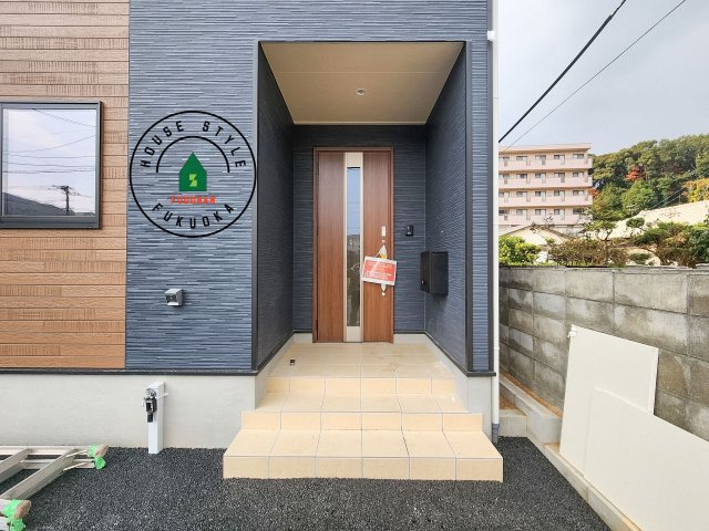 福岡市早良区野芥4丁目第25-2棟（1号棟）の外観：施工例|地盤調査済 / 玄関へ向かうまでのアプローチに漂う上質が期待感をもたせます。玄関は建物の顔。落着きを醸し出した自己主張が心に訴えてきます。