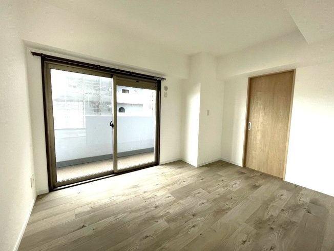 【洋室】 | ハウスユマニテ今宿 | リビング横の洋室は明るく採光がとれ、大容量のウォークインクローゼットがあります