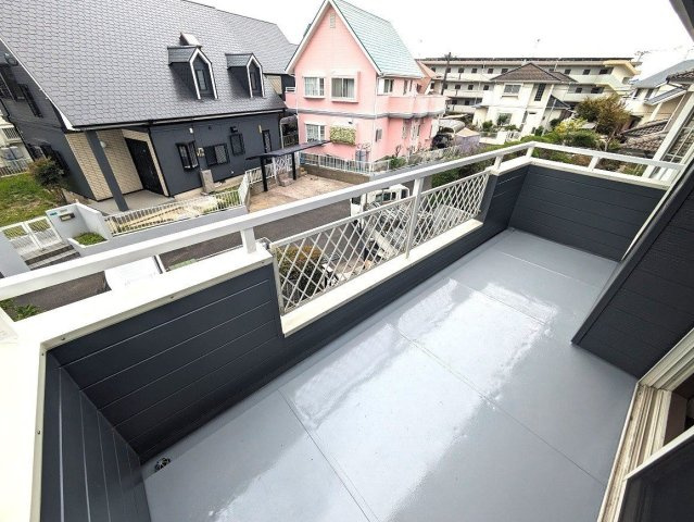 【バルコニー】 | 宗像市石丸１丁目　戸建て | 2階のバルコニーは塗装もしてきれいになっております。洗濯物を干せるスペースもあります