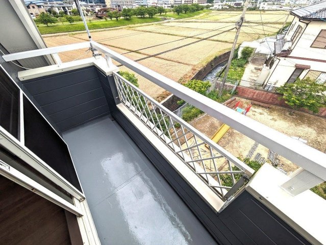 【バルコニー】 | 宗像市石丸１丁目　戸建て | 3階のベランダからは遠くまで見渡せる開放的な眺望が楽しめます