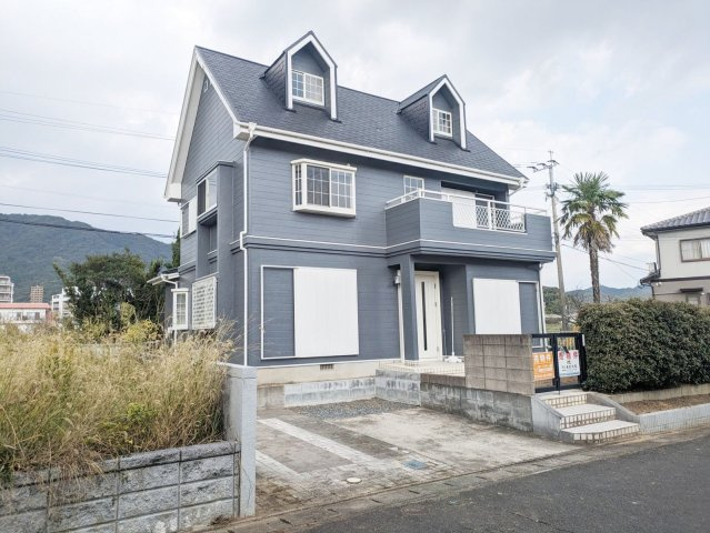 【外観】 | 宗像市石丸１丁目　戸建て | 外壁・屋根塗装完了しています。駅まで徒歩約15分と充分アクセス可能な好立地です