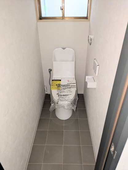 【トイレ】 | 春日市光町２丁目　戸建て | いつも綺麗に清潔に！ウォッシュレット付きトイレです。窓も付いてるので空気の入れ替えも楽にできます