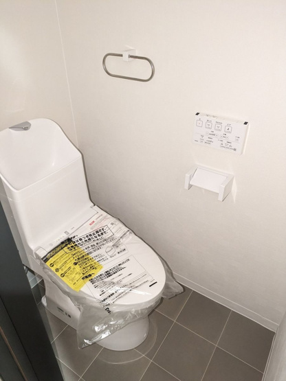 【トイレ】 | 春日市光町２丁目　戸建て | 冬は便座も温水も温かく快適なシャワー付トイレです