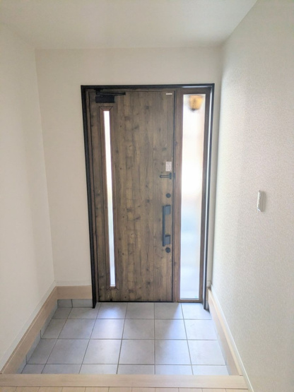 【玄関】 | 春日市光町２丁目　戸建て | 玄関は家の顔なのでドアとタイルを新品に交換しました