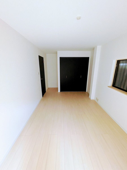 【洋室】 | 春日市光町２丁目　戸建て | 1階の洋室です。２面採光で明るく、大容量のクローゼットも設置されています