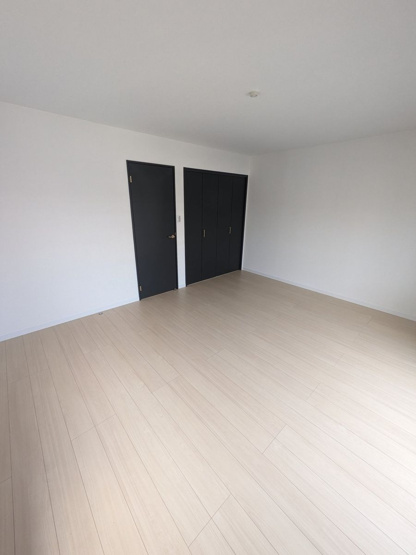 【洋室】 | 春日市光町２丁目　戸建て | 3階の洋室。クローゼットの内側は可動棚になっており使い勝手が良いです