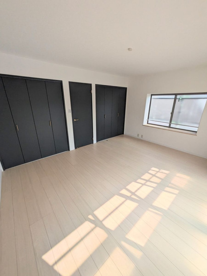 【洋室】 | 春日市光町２丁目　戸建て | 広々とした洋室は収納スペースがたっぷり！どんなお洒落さんでも安心の大容量収納が自慢です