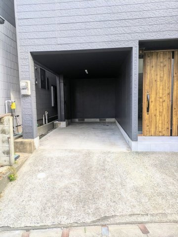 【駐車場】 | 春日市光町２丁目　戸建て | しっかりとした屋根付きの駐車場が愛車を強い陽射しや雨から守ります