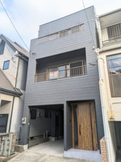 【外観】 | 春日市光町２丁目　戸建て | 外壁も室内の雰囲気に合わせてブラックを基調に仕上げています