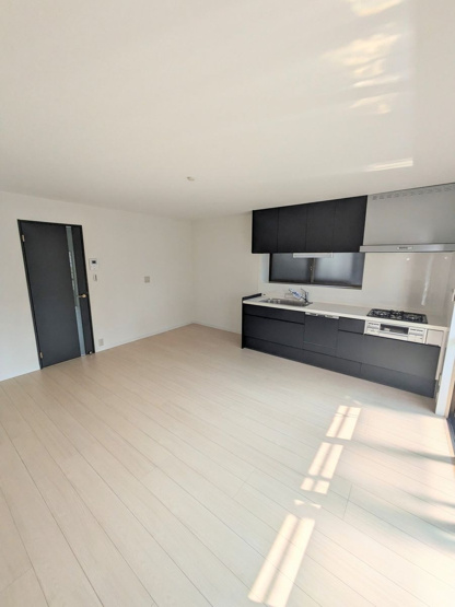 【居間・リビング】 | 春日市光町２丁目　戸建て | 広々としたダイニングは壁付タイプのキッチンで空間を有効的に活用できます