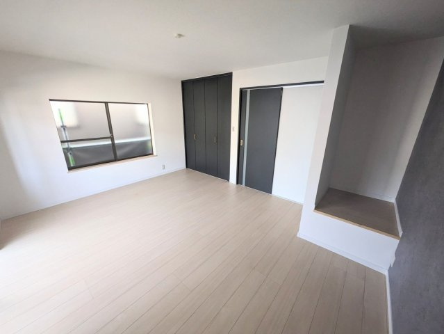 【居間・リビング】 | 春日市光町２丁目　戸建て | キッチンとリビングがきっぱり分かれているのが特徴的です。リビング部分に収納もあり、多用途に使えます