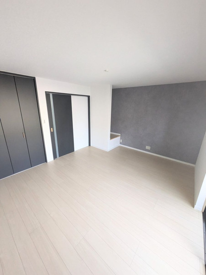 【居間・リビング】 | 春日市光町２丁目　戸建て | リビングはオフブラックの建具にコンクリート調のアクセントクロスでモダンな雰囲気に仕上がっています