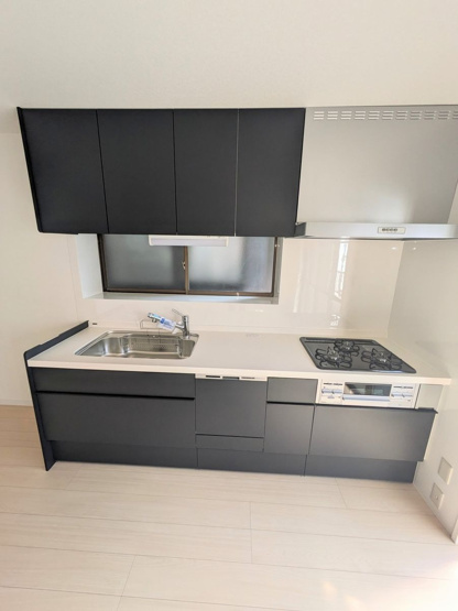 【キッチン】 | 春日市光町２丁目　戸建て | 機能的なキッチンは内装に合わせてブラックに仕上げました