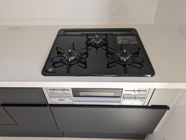 【キッチン】 | 春日市光町２丁目　戸建て | 3口コンロ+グリルで効率的にお料理が進められます