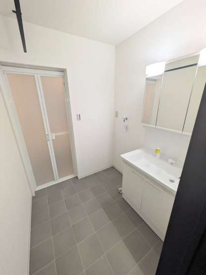 【独立洗面台】 | 春日市光町２丁目　戸建て | 三面鏡裏収納付きの洗面台で、散らかりがちな洗面回りもすっきりと片付きます