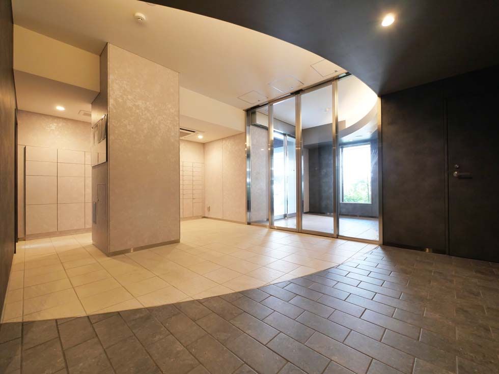 CR?ATIF上野入谷の外観