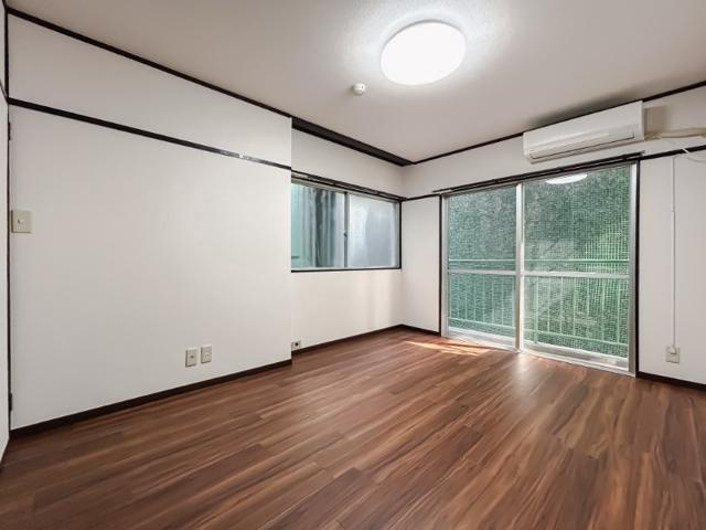 秋山ビルの寝室