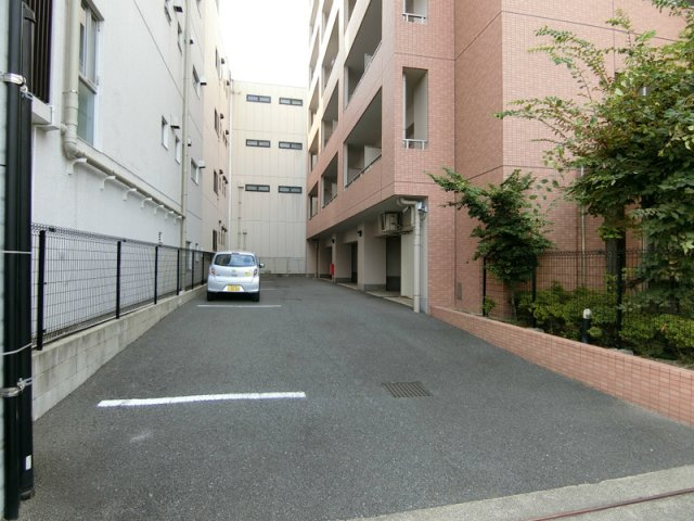 コンフォルト鶴舞の駐車場