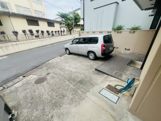 ドエル・サツミの駐車場