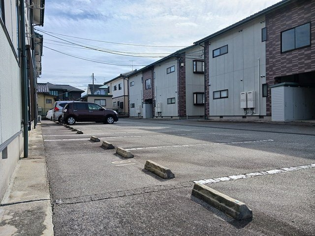 セーラ・クルーＤの駐車場|車をお持ちの方に嬉しい駐車場付きの物件です