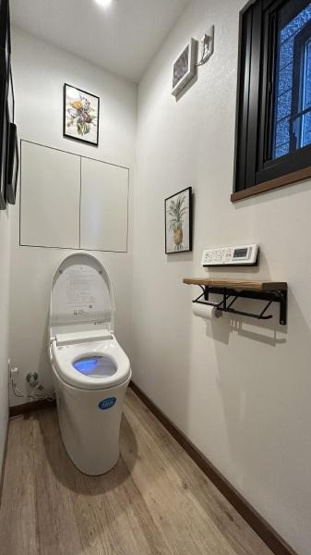 【トイレ】 | 明るくて広い落ち着いた色合いのトイレです
保温・洗浄機能付きです