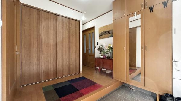 世田谷区鎌田２丁目の中古一戸建の玄関|収納力たっぷりの１階玄関です♪