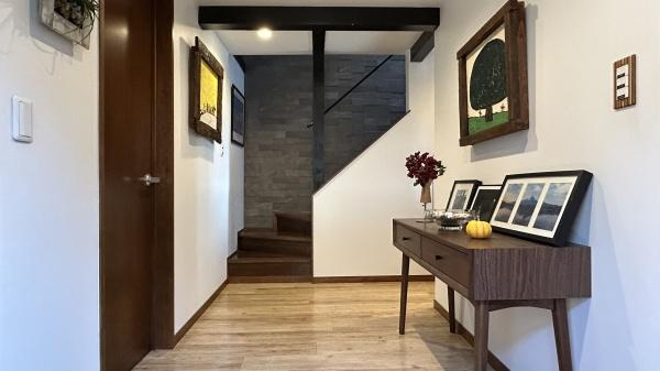 世田谷区鎌田２丁目の中古一戸建の玄関|落ち着いたカラーで高級感のある２階玄関です♪