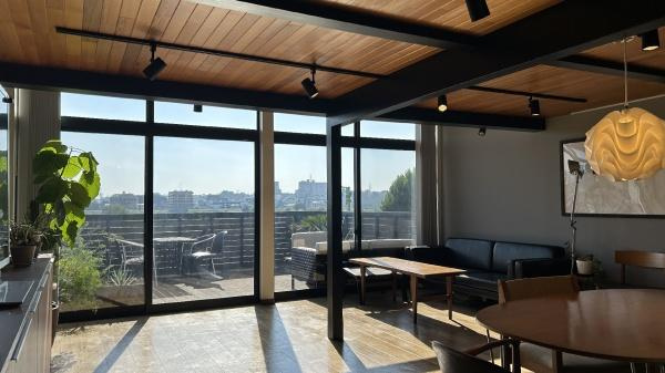 世田谷区鎌田２丁目の中古一戸建の居間・リビング|大きな採光部は、ゆとりのある暮らしを支えてくれること間違いなしです◎