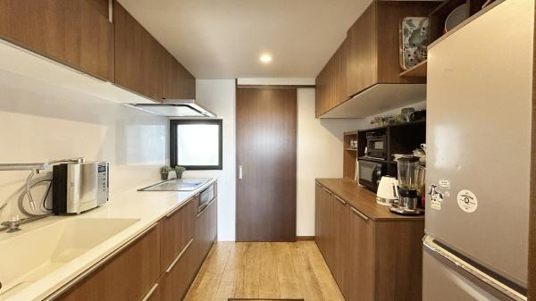 世田谷区鎌田２丁目の中古一戸建のキッチン|キッチン収納が豊富で調理器具がたくさんあってもスッキリ片付きます