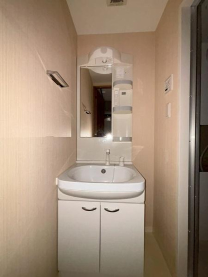【洗面所】 | 写真は同タイプの別のお部屋のものです。