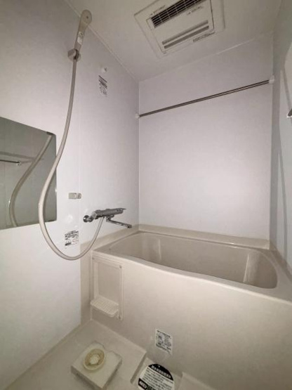 【浴室】 | 写真は同タイプの別のお部屋のものです。