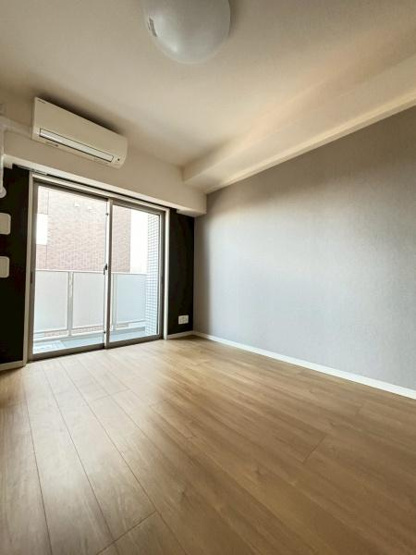 【洋室】 | 写真は同タイプの別のお部屋のものです。