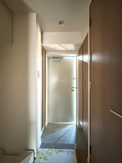 【玄関】 | 写真は同タイプの別のお部屋のものです。