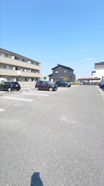 リビングタウン中野美保南　Ｂ棟の駐車場