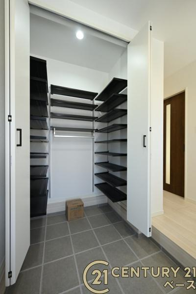 北葛城郡広陵町平尾 ／新築一戸建の内観：施工例|■ＳＩＣ完備で玄関をスッキリ快適にお使いいただけます！■