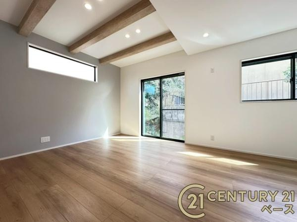 北葛城郡広陵町平尾 ／新築一戸建の内観：施工例|■ご家族でくつろいでいただける広々としたリビングです！全窓ペアガラス標準装備！■