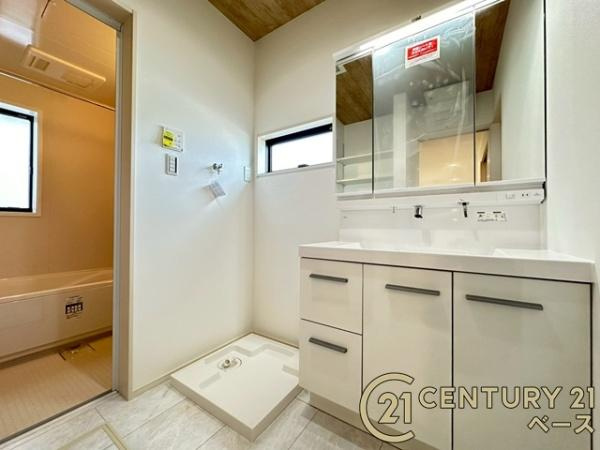 北葛城郡広陵町平尾 ／新築一戸建の独立洗面台|■現地撮影写真■三面鏡タイプのミラーキャビネット！収納スペースも豊富です！