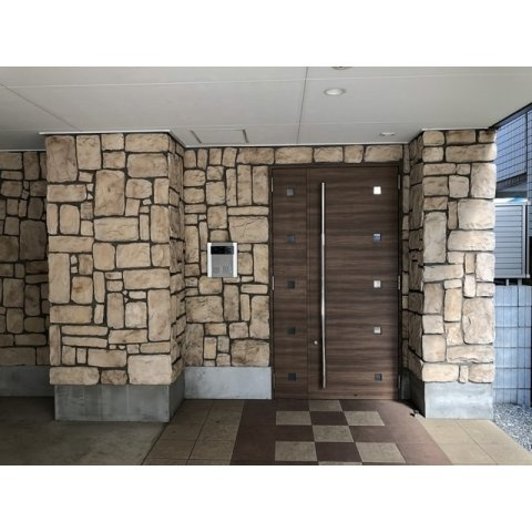 セゾン・ドゥ・ブランシェ千葉中央のエントランス