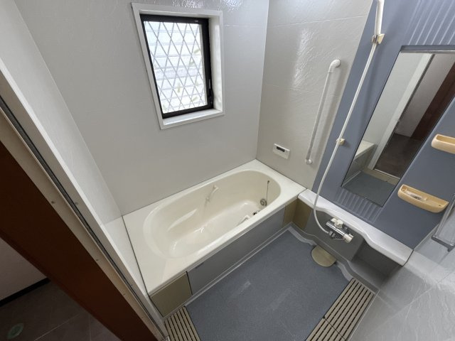 西庄戸建の浴室