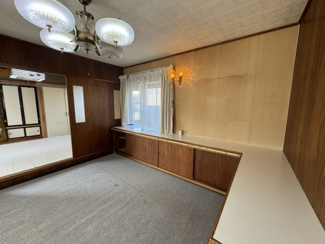 【愛国西2丁目戸建て】ゆとりの敷地と間取りで理想の暮らしを叶える住まい♪の居間・リビング|レトロでおしゃれ！照明付きのゆったりスペース